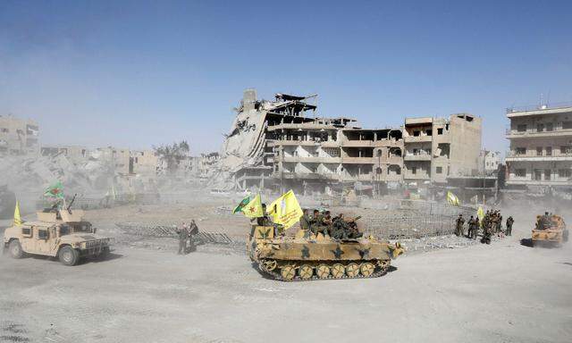  Im Juni hatte die Offensive der Syrischen Demokratischen Kräfte (SDF) auf die erklärte Hauptstadt des Kalifats begonnen.