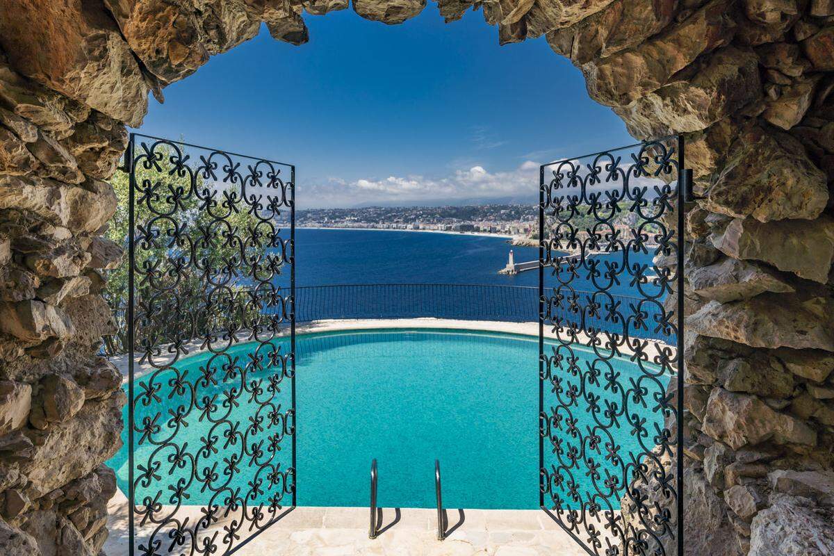 Ein Highlight ist auch der Salzwasser-Pool am Ende der Klippe, der einen Blick auf die Promenade des Anglais und den Hafen von Nizza freigibt.