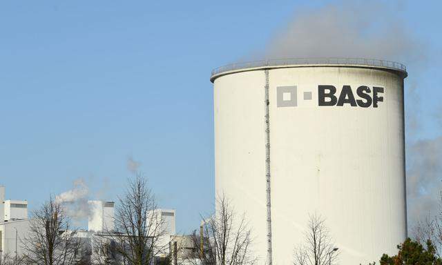 Der Chemieriese BASF will die Coronakrise hinter sich lassen und peilt nach dem Gewinneinbruch im Vorjahr wieder starke Zuwächse an.