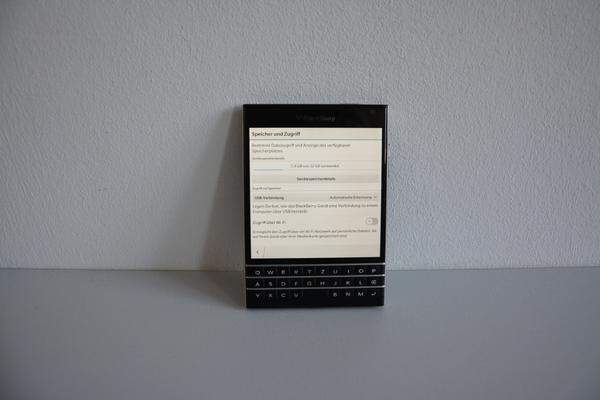 Bei der 32 Gigabyte Version des BlackBerry Passport werden von Beginn an über sieben Gigabyte vom Betriebssystem in Anspruch genommen. Im Vergleich zu iOS und Android steht dem Nutzer vom internen Speicher mehr zur Verfügung.