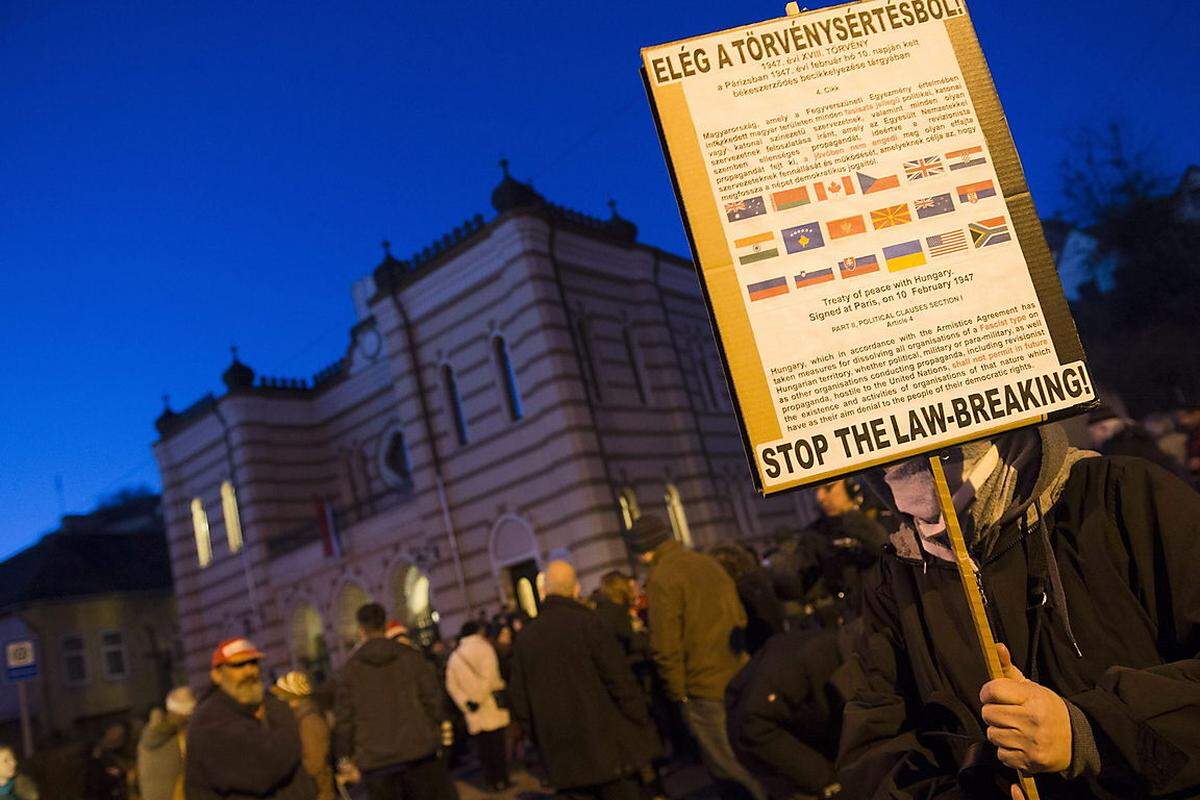 Den Aufstieg der Rechtsextremen wollen manche nicht hinnehmen: Im Februar fand vor der früheren Synagoge in der Stadt Esztergom, rund 50 Kilometer nördlich von Budapest, ein Protestmarsch statt. Ausgerechnet in dem heute als Gemeindezentrum dienenden Gebäude fand eine Jobbik-Parteiveranstaltung statt.