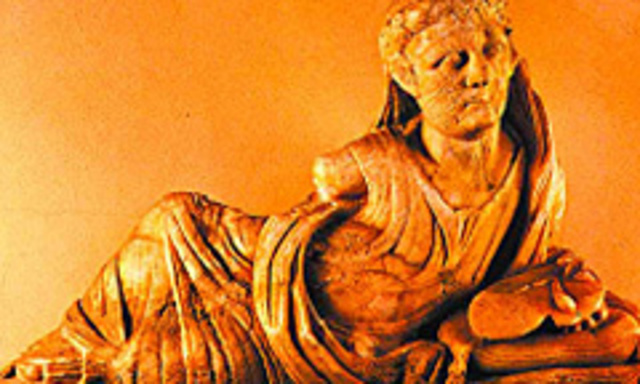 Diese Alabasterurne aus Volterra zeigt den Verstorbenen als Haruspex. Die Wissenschaft des Lesens aus Lebern könnte aus Asien nach Italien gekommen sein.  