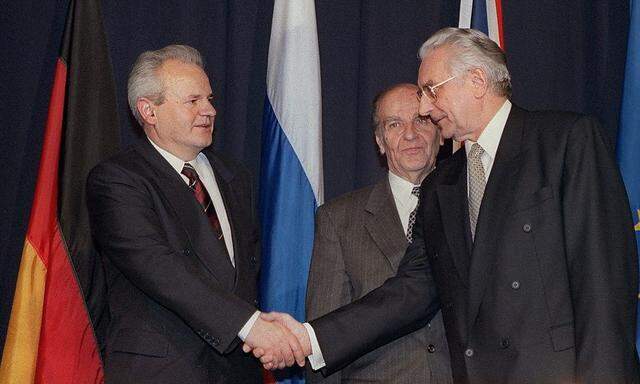 Slobodan Milosevic, Alija Izetbegovic und Franjo Tudjman im November 1995 in Dayton