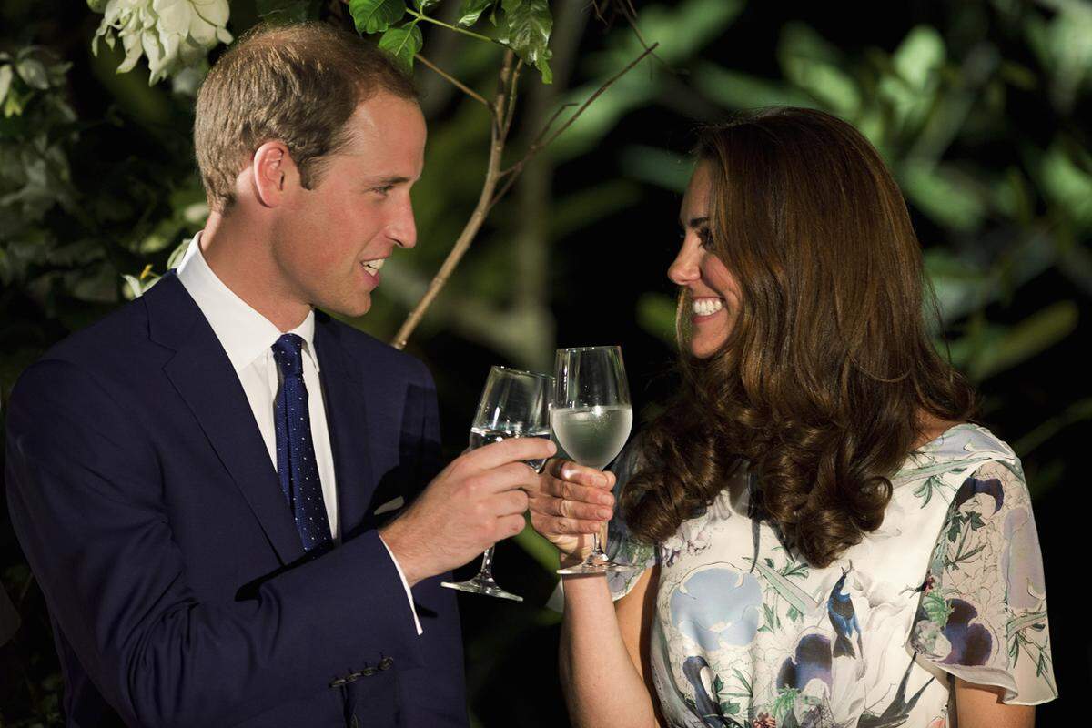 Statt mit Champagner oder Wein stoßt Kate bei den Feierlichkeit nur mit Wasser an. Anlass genug für erneute Gerüchte rund um die Schwangerschaft.