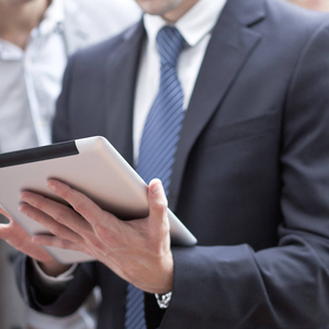 Businessman showing colleague digital tablet PUBLICATIONxINxGERxSUIxAUTxONLY Copyright SigridxOlsso