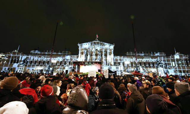Mindestens 35.000 Menschen kamen Freitagabend vor das Parlament, um gegen Rechtsextremismus und für die Demokratie zu demonstrieren. 