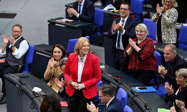 Applaus von den Fraktionskollegen für Bärbel Bas, nachdem sie zur Bundestagspräsidentin gewählt worden war.