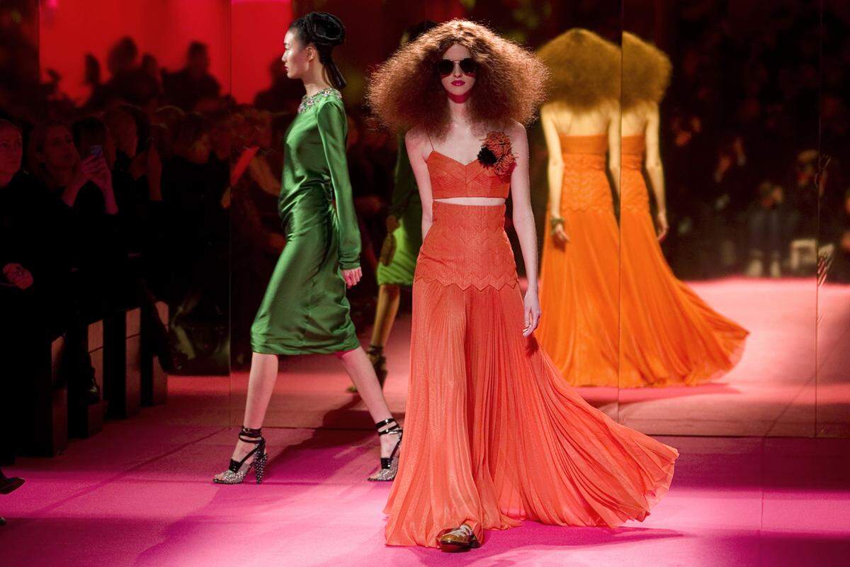 Den farblichen Urknall der Modewoche lieferte ein Pariser Traditionshaus. Schiaparelli knüpfte zu Beginn der Haute Couture-Schauen für Frühjahr/Sommer 2015 an die legendäre "Stop, Look and Listen"-Kollektion der Markengründerin Elsa Schiaparelli (1890-1973) an. 