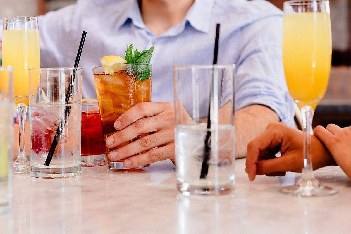 Es muss ja nicht unbedingt Alkohol sein. Aber gratis Getränke in der Arbeit sorgen für gute Stimmung, finden 45 Prozent. Und nun folgen die Top-3-Motivatoren: 
