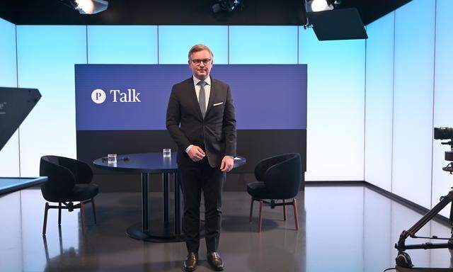 Finanzminister Magnus Brunner (ÖVP) im Fernsehstudio der „Presse“.