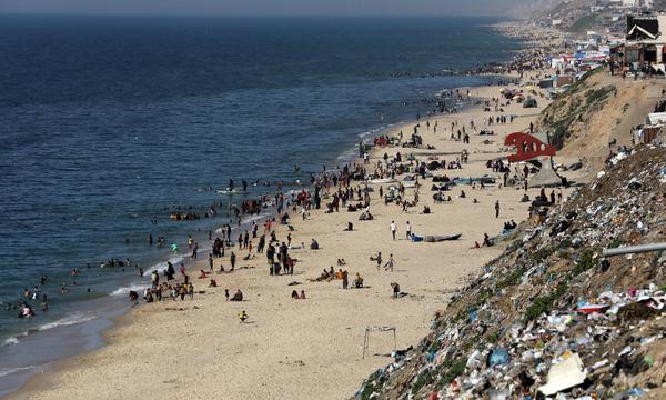 Palästinenser warten im Gaza-Streifen auf Hilfspakete aus der Luft.