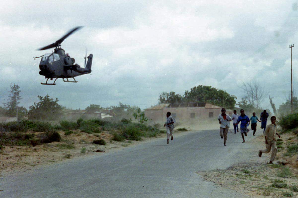 Am 3. Oktober 1993 plant eine US-Spezialeinheit einen kurzen, präzisen Schlag gegen den Warlord. Die Task Force Ranger haben erfahren, dass sich hochrangige Gefolgsleute Aidids in einem Hotel im Zentrum Mogadischus aufhalten. Spezialeinheiten sollten sich von Helikoptern aus abseilen, die Zielpersonen gefangen nehmen und in gepanzerten Fahrzeugen zum US-Stützpunkt am Rande der Stadt bringen. Nur 30 Minuten würde man dafür brauchen, so die Annahme der Militärführung.