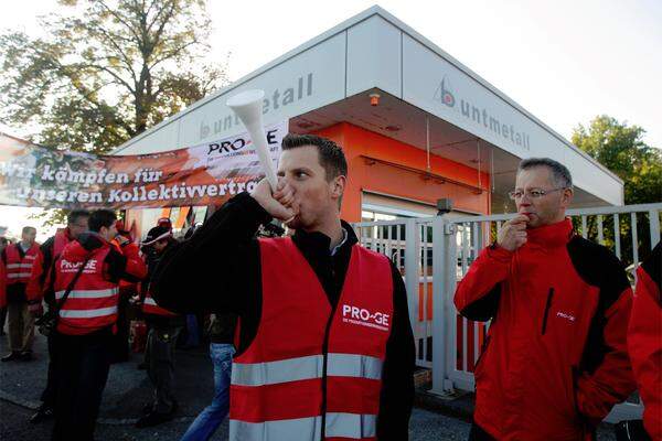 Bei Buntmetall in Amstetten wurde unter dem Motto "Wir stecken nicht zurück. Und wir lassen uns nicht einschüchtern." eine Kundgebung abgehalten ...