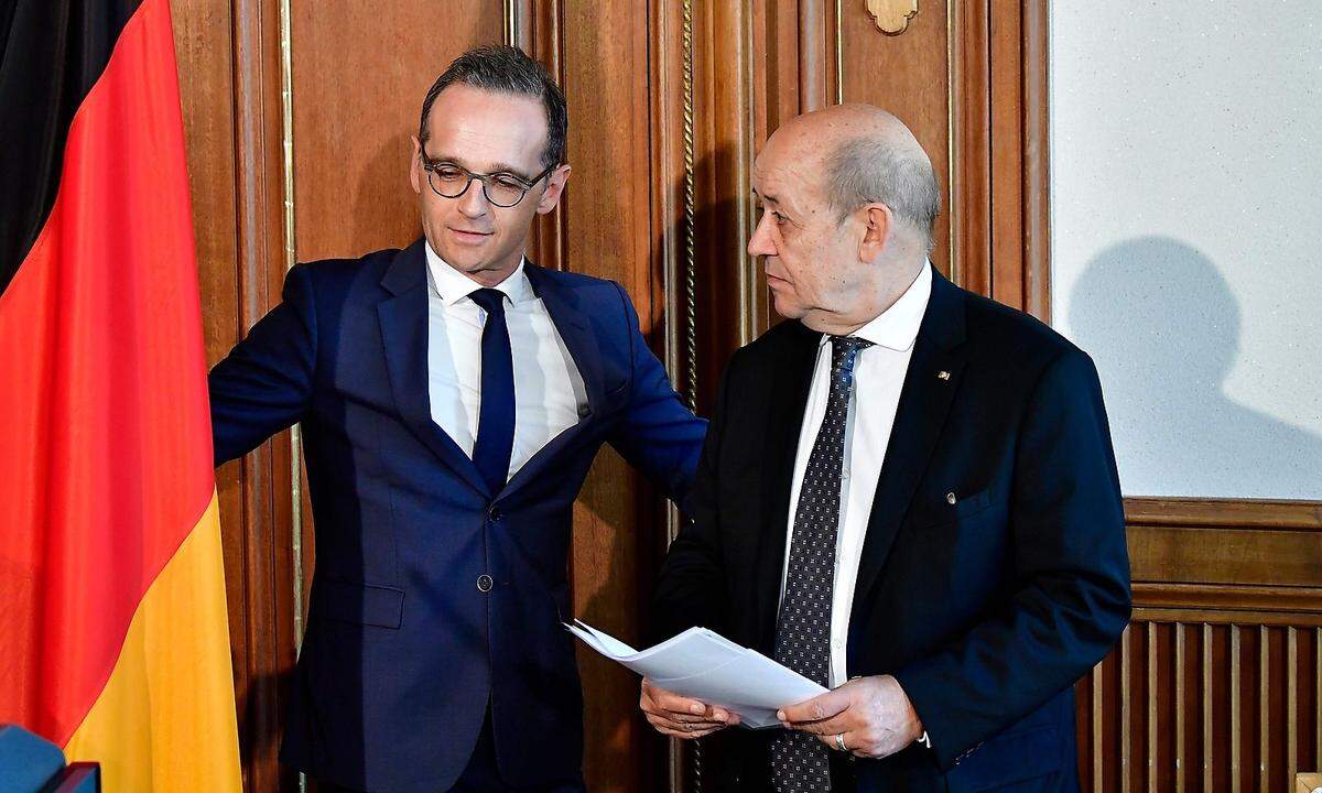 Auch nach den Worten des französischen Außenministers Jean-Yves Le Drian (im Bild re.) ist das Abkommen nicht am Ende. "Diese Vereinbarung ist nicht tot", sagte er am Mittwoch dem französischen Radiosender RTL. "Es gibt einen amerikanischen Rückzug aus dem Deal, aber der Deal ist immer noch da." Gleicher Meinung ist sein deutscher Amtskollege Heiko Maas (im Bild li.). Das Abkommen sorge für mehr Sicherheit im Nahen Osten und mache auch "die Welt insgesamt" sicherer, bekräftigte Maas.  Frankreichs Finanzministers Bruno Le Maire sagte im französischen Radio, dass Trumps Entscheidung ein Fehler sei und dass die Vereinigten Staaten sich nicht als "Wirtschaftspolizist" der Welt betrachten sollten.