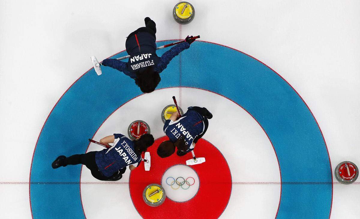Vereinfacht gesagt, ist es eine Mischung aus Eisstockschießen und Boccia. Ziel ist es, die Curlingsteine näher an den Mittelpunkt eines Zielkreises zu spielen als die gegnerische Mannschaft.