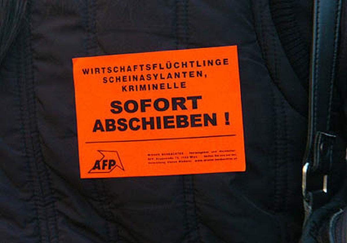 Während des Zuges durch Brigittenau skandierten sie "Hier regiert der nationale Widerstand", verteilten orange Sticker mit der Aufschrift "Sofort abschieben".