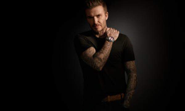 David Beckham mit seiner pinken Tudor am Handgelenk.