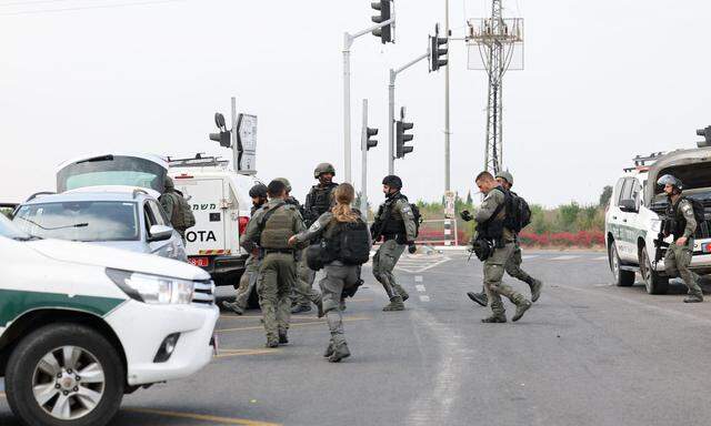 „Wir müssen in den Krieg“. Israelische Soldatinnen und Soldaten in der Nähe des Städtchens Sderot am 9. Oktober. 