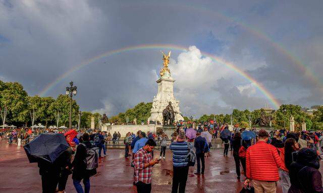 Vor dem Buckingham-Palast versammelten sich gestern Nachmittag wartende Menschen unter einem Regenbogen.