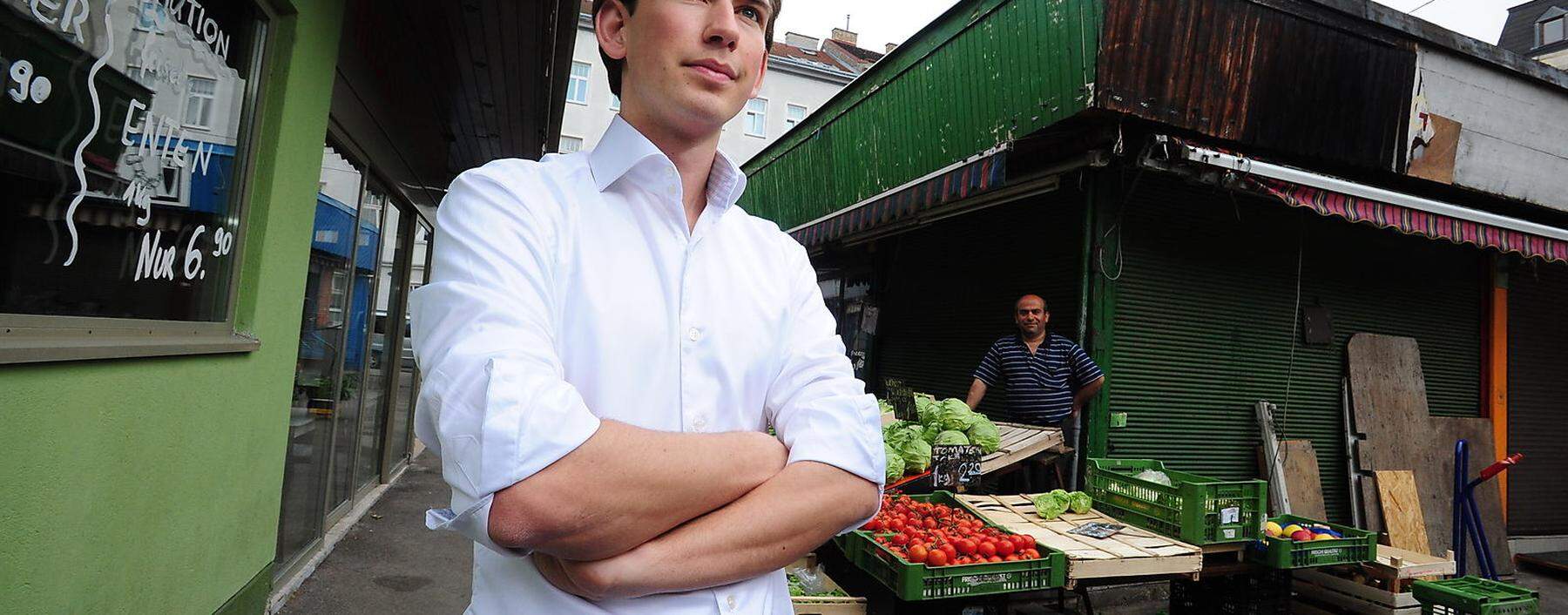 Der spätere Bundeskanzler Sebastian Kurz als Staatssekretär für Integration im Jahre 2011 auf dem Wiener Naschmarkt. 