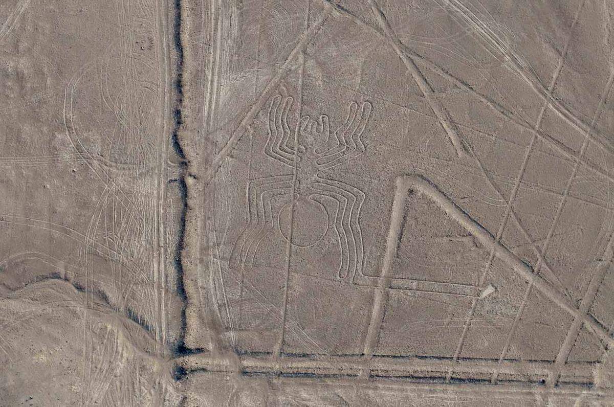 Die Nazca-Linien im südlichen Peru sind in etwa 2500 Jahre alt. Einige der Hieroglyphen, die Blumen, Tiere und Menschen zeigen, wurden durch Starkregen beschädigt.