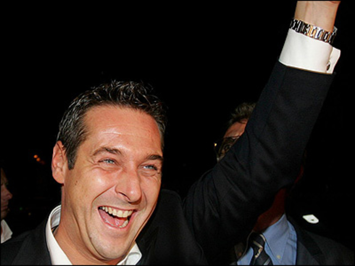 "Die FPÖ grenzt niemanden aus und steht zu Gesprächen zur Verfügung. Allerdings steht die FPÖ für Inhalte und Grundsätze." FP-Chef Heinz-Christian Strache über mögliche Koalitionsverhandlungen.