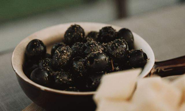 Konsumentenschützer raten, zu natürlich schwarz gereiften Oliven zu greifen.