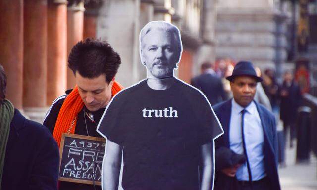 Assange-Unterstützer vor dem High Court in London, hier mit einer Pappfigur des gebürtigen Australiers.