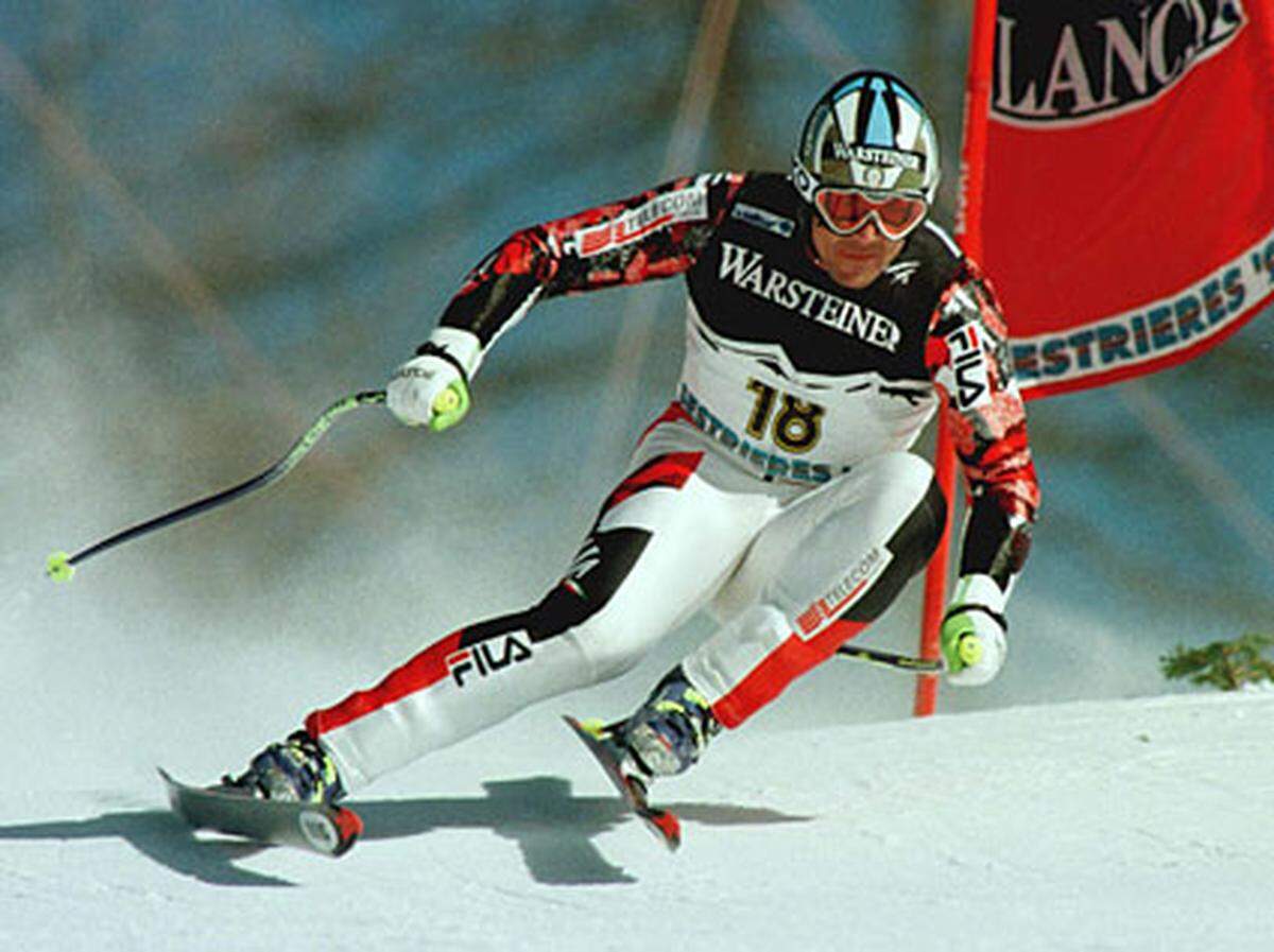 Italiens Pietro Vitalini (hier 1997) hat in der ersten von zwei Abfahrten einen besonders aufmerksamen Schutzengel: In der Traverse verliert er die Kontrolle über seine Ski. Nach einem Flug über die Abgrenzung landet er nach mehreren Salti unverletzt im Tiefschnee. Im zweiten Rennen landete Vitalini sensationell auf Platz fünf. "Obwohl ich ein bißchen Angst hatte", gestand der Italiener.