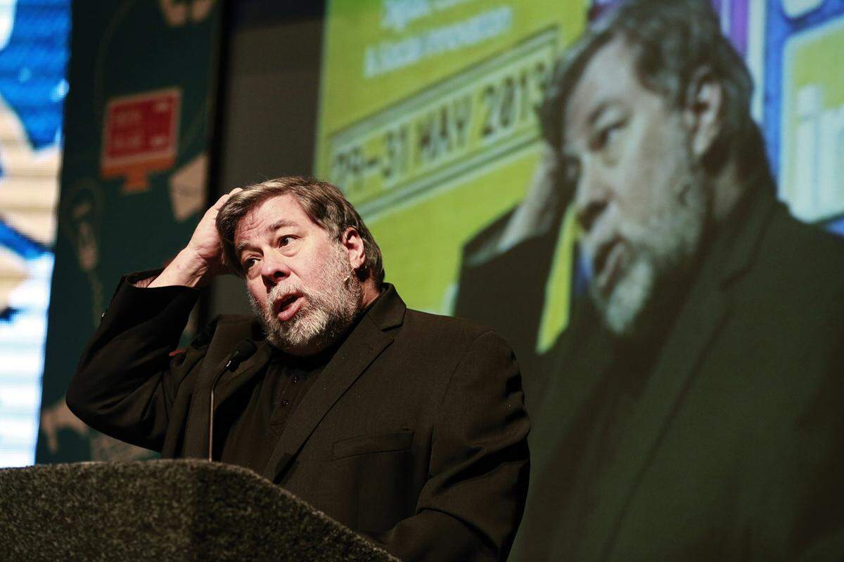 Doch schon schnell stellte sich heraus, dass Wozniak nicht der Mann für die erste Reihe war. Außerdem verfolgte er eine andere Ideologie als Jobs. Er wollte den Menschen Technik näher bringen und dabei war ihm der Verdienst egal, anders als bei Jobs, dem es sehr wohl um Geld ging.