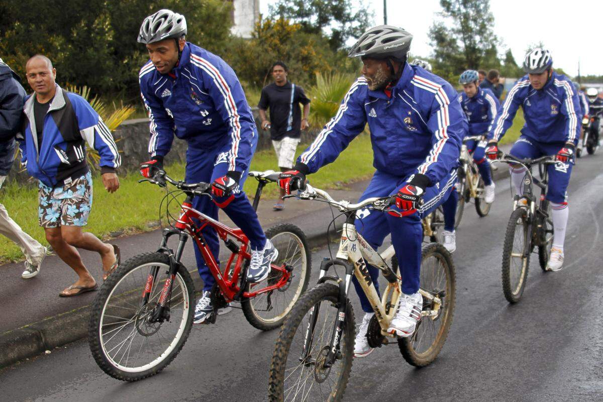 Die Wadeln haben die französischen Fußballstars Thierry Henry (l.) und Djibril Cisse ja. Was liegt da näher als ein Umstieg aufs Fahrrad?