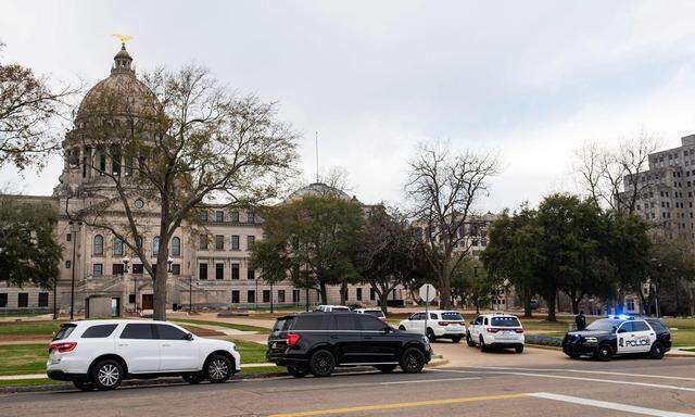 Nach einer Bombendrohung in Jackson, Mississippi, sind Polizeifahrzeuge am Mississippi State Capitol im Einsatz.