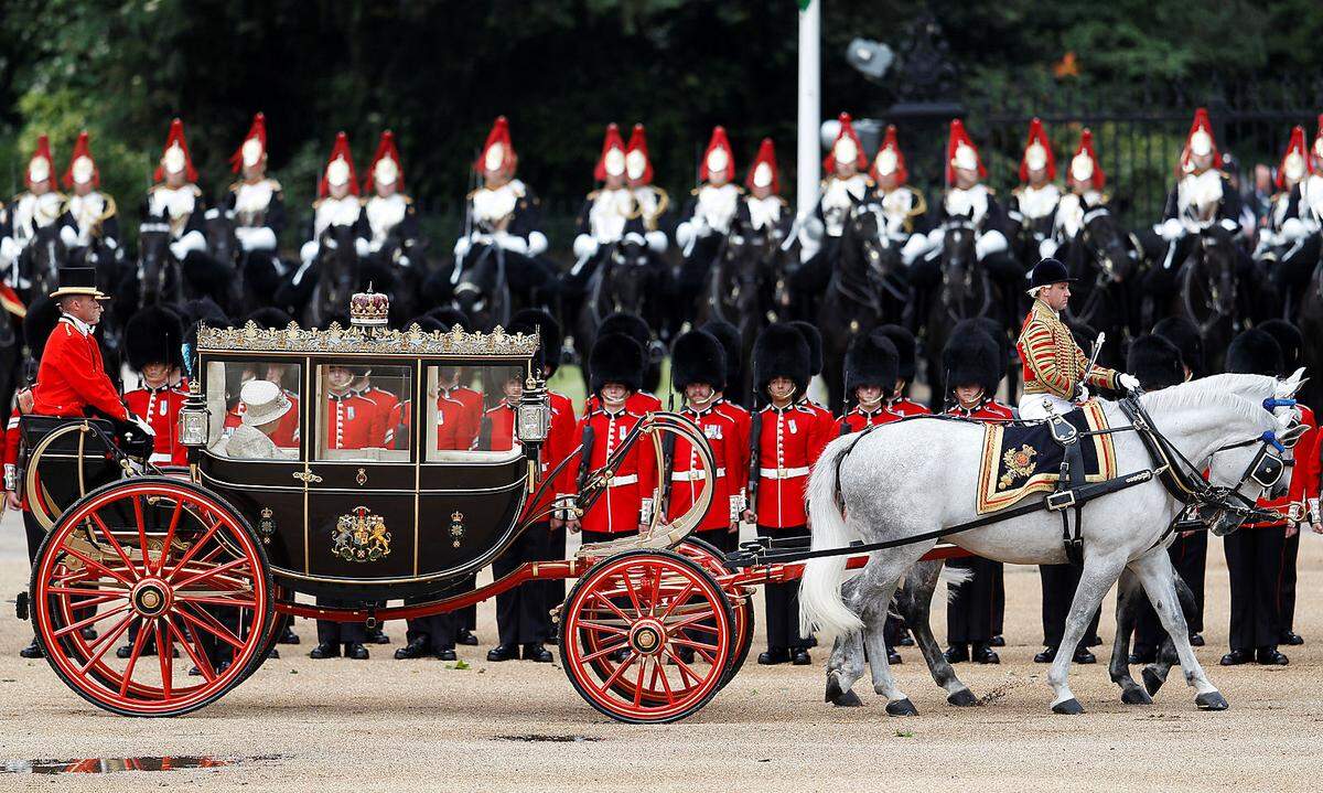 Mit der Militärparade "Trooping the Colour" hat die britische Königin Elizabeth II. am Samstag in London ihren 93. Geburtstag gefeiert.