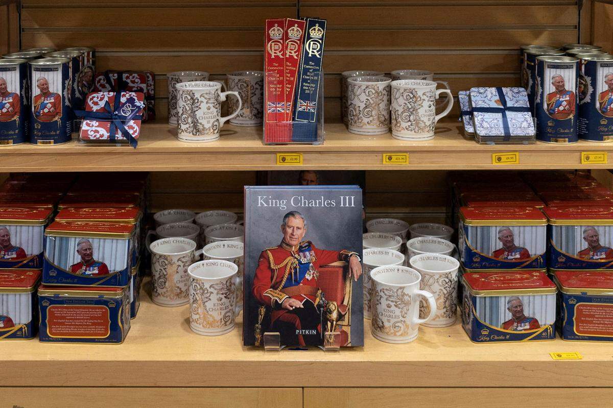Teetassen, Kekse, Stifte und Co.: Für König Charles lief die Souvenirproduktion auf Hochtouren. Schließlich erwartet man sich zur Krönung auch viele Touristen. 