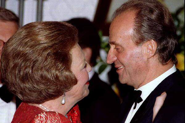 Der Mann von Königstochter Cristina soll als Präsident einer gemeinnützigen Stiftung Millionenbeträge an Steuergeldern beiseite geschafft haben.Juan Carlos mit Königin Beatrix von den Niederlanden.