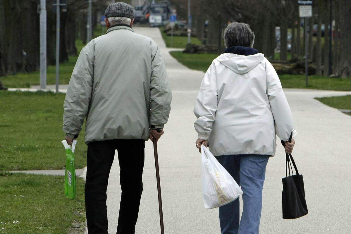 Der größte Brocken bei den Einsparungen soll mit 7,8 Milliarden Euro auf das Pensionssystem entfallen. Die Pensionssysteme sollen bereits 2014 harmonisiert werden. Die befristete Invaliditätspension wird in ein Rehabilitationsgeld umgewandelt. So soll das faktische Pensionsantrittsalter (statistisch) angehoben werden. Außerdem braucht man für den Antritt der Korridorpension künftig 40 statt bisher 37,5 Beitragsjahre.