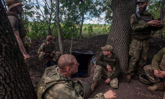 Ukrainische Soldaten in der Nähe der Frontlinie in der Region Charkiw.