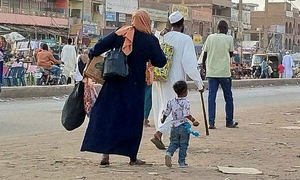 Menschen auf der Flucht in der sudanesischen Hauptstadt Khartum.