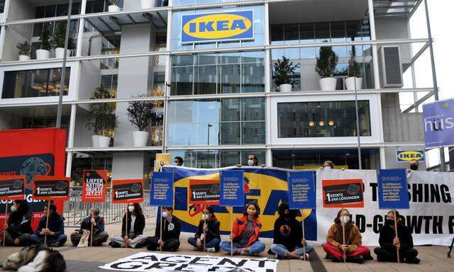 Protest bei der Ikea-Eröffnung.