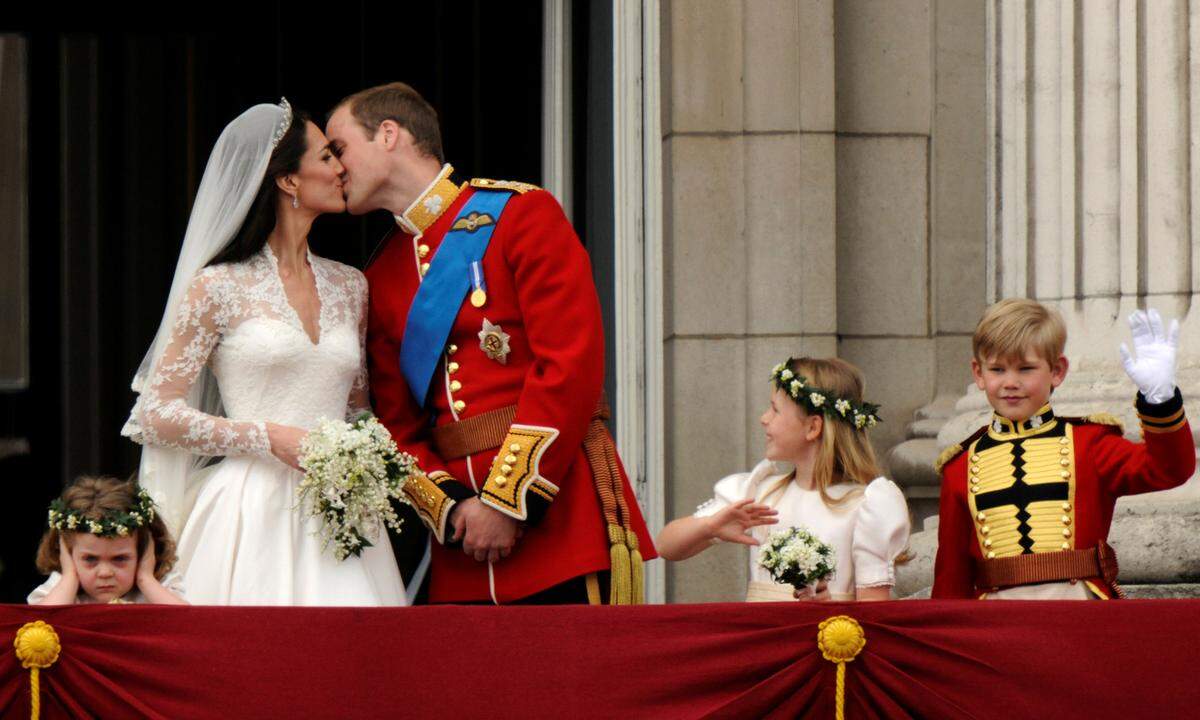 29. April 2011. Es war ein Kuss, der aufgrund seiner kurzen Dauer auch Ziel von Spott wurde. Der Traumhochzeit tat das aber keinen Abbruch. Der britische Thronfolger Prinz William heiratete Catherine Middleton, drei Kinder sollten der Ehe in den nächsten Jahren entspringen.