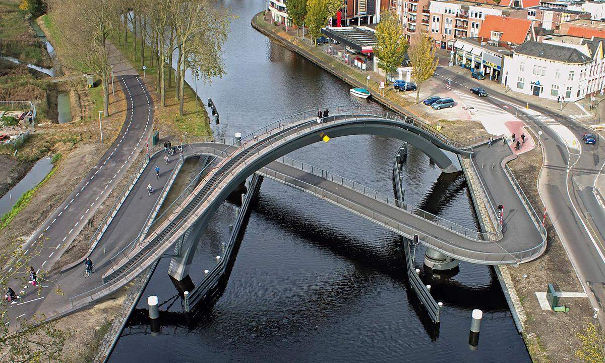 Die "Melkwegbridge" in Purmerend in den Niederlanden ist ein Herzstück der dortigen Stadtentwicklung: Die bewegliche Brücke soll das historische Zentrum mit neuen Vierteln verbinden. Die spektakuläre Architektur (von Next Architects) ist ein Highlight für sich; sie will aber auch den Brückenpassanten die Verbindung zwischen Alt- und Neustadt auf ihren 66 Metern Länge näherbringen.(© Fritz van Laar)