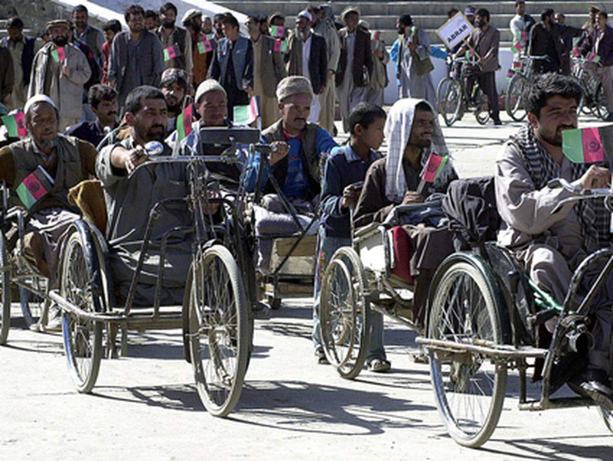 Hilfsorganisationen gehen davon aus, dass weltweit rund 500.000 schwer verletzte Minenopfer versorgt werden müssen.  Im Bild: Minenopfer-Parade in Kabul