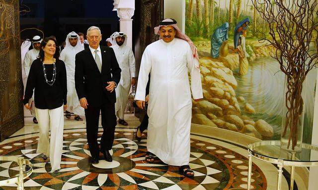 Dana Shell Smith (li.) mit US-Verteidigungsminister James Mattis (Mitte) und dem katarischen Verteidigungsminister Khalid bin Mohammed al-Attiyah (re.).