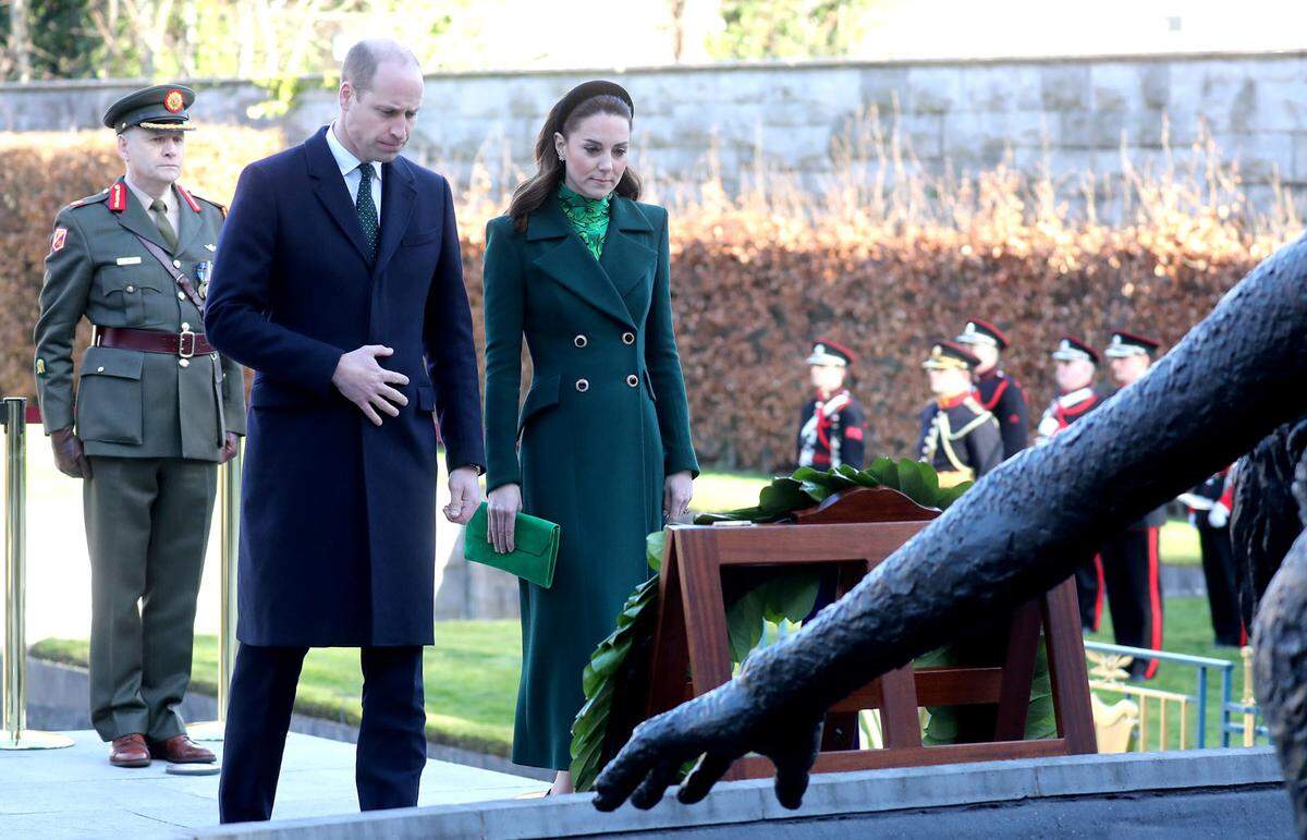 Für den Besuch in Irland hielt sich Herzogin Catherine ganz an den grünen Dresscode. Sie erschien in einem Mantel von Catherine Walker ...