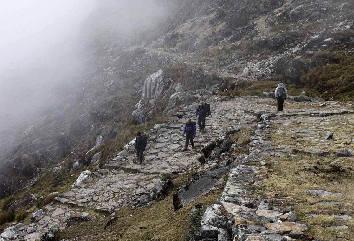 Die peruanische Ruinenstadt Machu Picchu wurde von den Inkas erbaut und umfasste 216 steinerne Bauten, die durch einen Wanderweg miteinander verbunden sind.