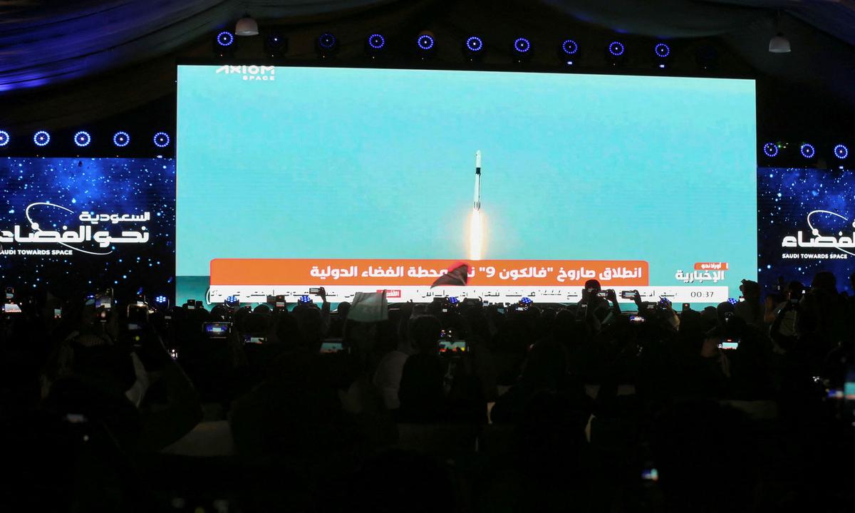 Für Saudi-Arabien hat die private Mission besondere Bedeutung: Erstmals sendet der Wüstenstaat eine Frau auf eine Weltraummission.