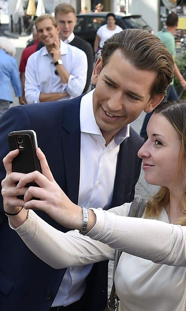 Die Selfiewünsche sind zahlreich an dem Tag. Wo auch immer der junge Außenminister auftaucht, werden die Handys gezückt.