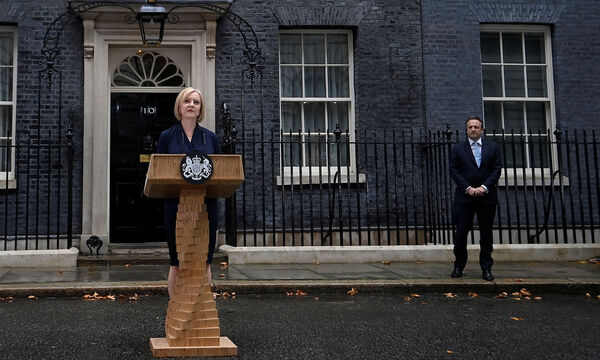 Der Regen hörte gerade rechtzeitig auf, um Truss eine Rede vor bekannter Kulisse zu ermöglichen.