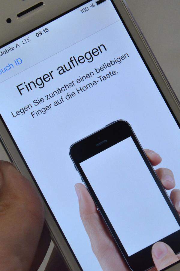 Pro Gerät können mehrere berechtigte Finger gespeichert werden - auch von unterschiedlichen Personen. Dazu muss der Finger einfach in kurzen Abständen so lange, auf den Sensor gelegt und wieder angehoben werden, ...