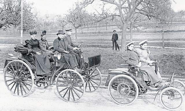 Pferdelose Kutschen, zum eigenen und zum Gaudium des Straßenpubikums.